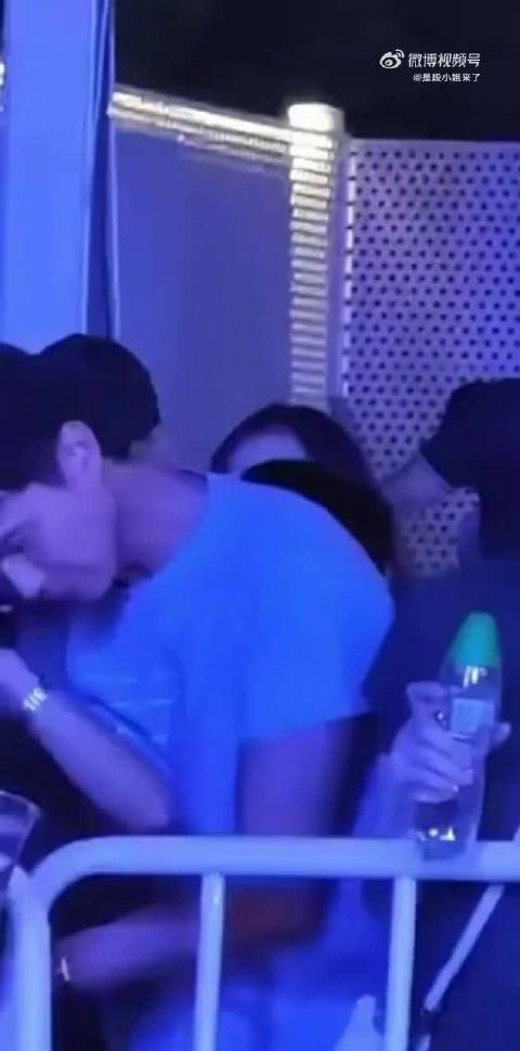 Ryan为音乐节搂抱陈粒道歉,称喝多失态