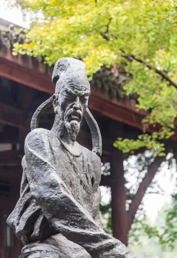 中国最伟大的诗人，逝于公元770年，他的笔墨胜过正史典籍，比任何史书更接近当时真相