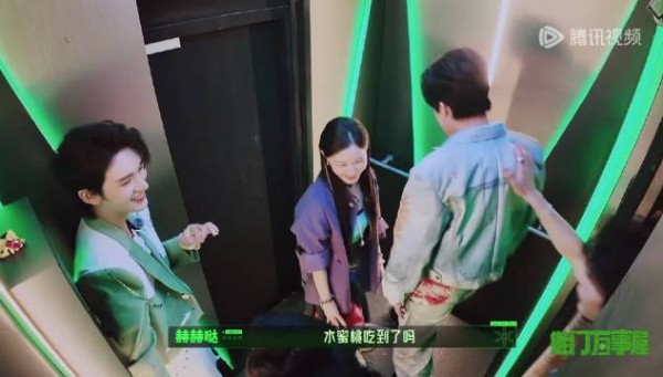 凌赫爸妈携无锡水蜜桃分享节目组