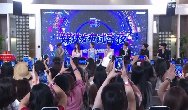 Q.在节目里什么担当 :我担郭京飞 大舞担wink