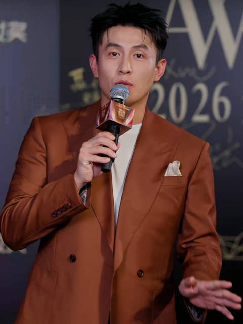 刘萧旭金妆奖红毯全程:刘萧旭聊魅力:有关精神面貌