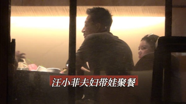 马筱梅抱宝宝陪老公聚餐，汪小菲聊天马筱梅陪伴