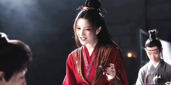 王鹤润红裙造型惊艳，再现莲花楼角丽谯