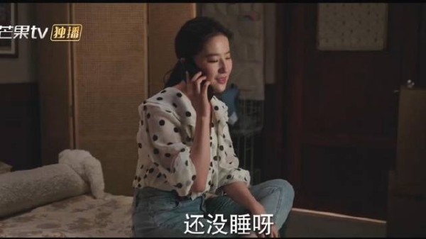 女友跟男友异地恋，难得能通会儿话，却被母亲叫走