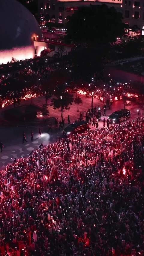 肖战 再次欣赏维港赤红滔天！属于巨星@肖战 的震撼炸裂！这排面无人能及！