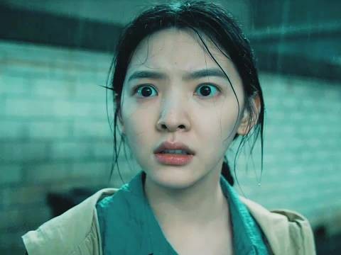 女孩看人有两个影子，最后发现自己没影子，这也太诡异了！“照明商店”