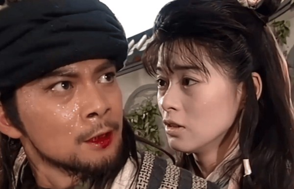萧峰死了70年后，他的绝招为何会被周伯通学去？阿朱红着脸说出答案