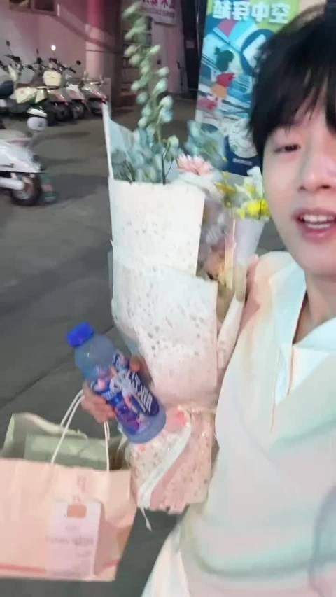 接女友散场递宵夜,共享追星纯粹快乐