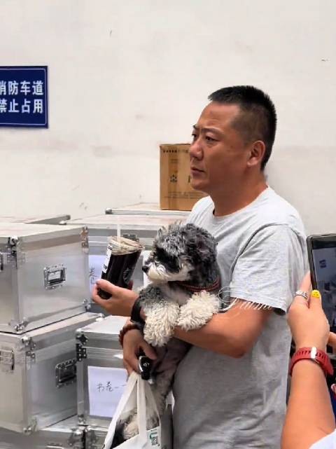 我们女明星刘呆米这人气,一出场就尖叫声一片啊~(cr斗:Daimi)