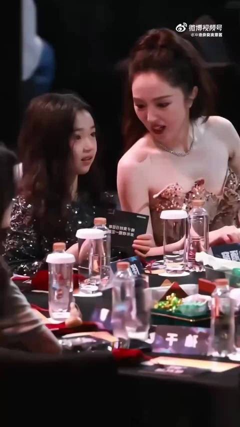董璇女儿小酒窝小小年纪，游刃有余似将进军娱乐圈