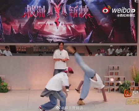 开场朗诵的嗓音和节奏，氛围感营造得实在太过出色