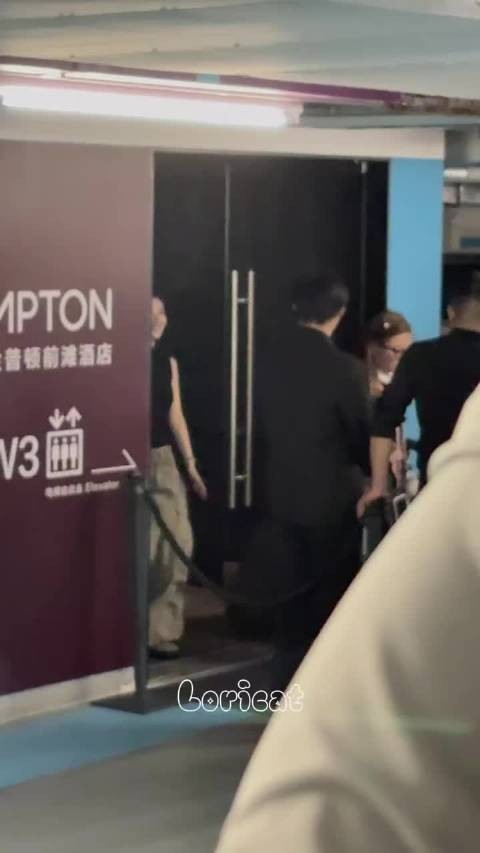 章若楠就这样笑嘻嘻跑到粉丝跟前，萌萌的来收信