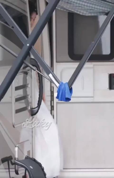 白鹿今日《开到茶蘼》上班路透来了，白裙氛围感拉满，来看看生频路透如何？