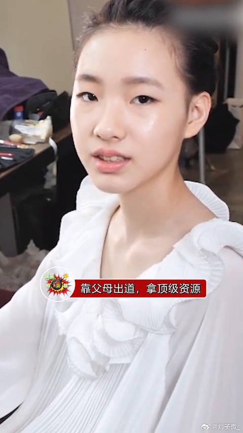 小S女儿从妈妈手里接过代言 娱乐圈也进入世袭制了？