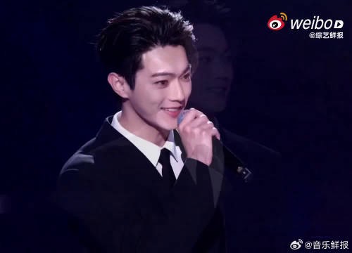 看密室才发现他俩一直在争谁是大哥，一来一回的互动太有梗了