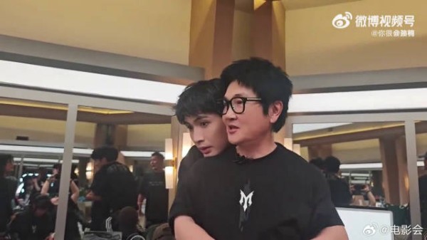 玩归玩闹归闹,认真排练绝不马虎,这种收放自如的样子还挺有意思