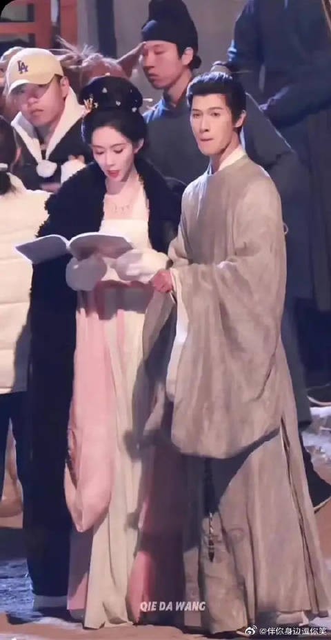 孟子义李昀锐生日同乐，牙牙乐夫妇笑容满面