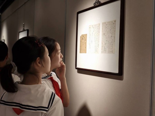 鲁奖在上海|跨越时空对话文学先贤,鲁迅与中国现代作家手迹展开启别样第一课