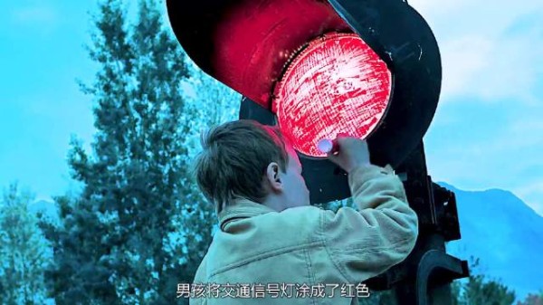 小孩将火车信号灯涂成了红色这时火车开了过来