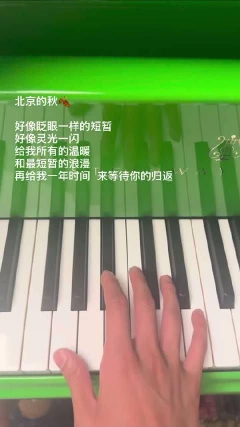 晚风染了秋凉，薄薄地覆在肩头…