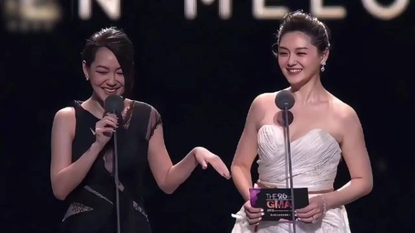 大小S合照氛围感拉满，神态同步气质合二为一