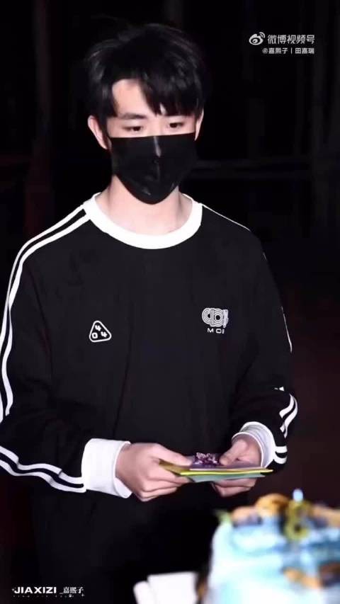 想给自己颁一个最佳进步奖，毕竟我每天都爱你比昨天多一点