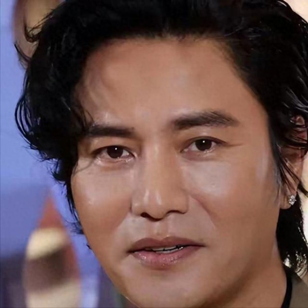 直播坦言身体抱恙,陈坤身形明显消瘦,多年婚恋传闻早已得到澄清