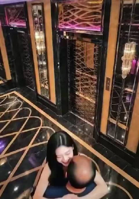 看在你是消费者的面子上，出演甜腻，事实上满心嫌弃
