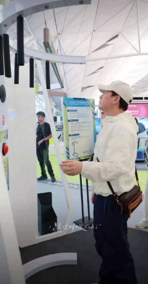 笑飞了 急得两手去抓，把没掉落的薅下来了，又偷偷的安回去
