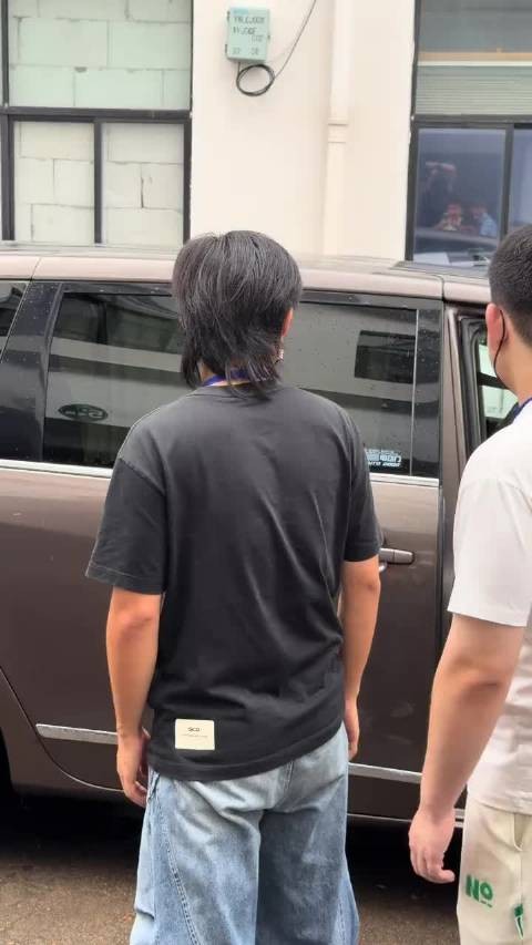 张凌赫上班，年轻就是好穿什么都帅气