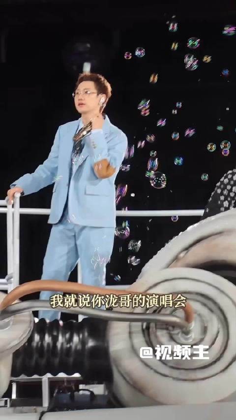 漫天泡泡环绕，声线双向奔赴，左灯右行的拉扯感，live版后劲太足！