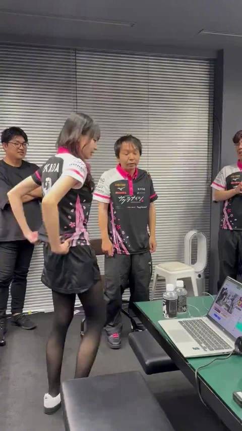 冈田纱耶让队友用力拍打后背助威
