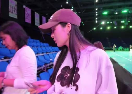 陈奥:我已经帮你点好牛排了 邝玲:已经点好了吗 然后俩人超乖的在一起吃饭