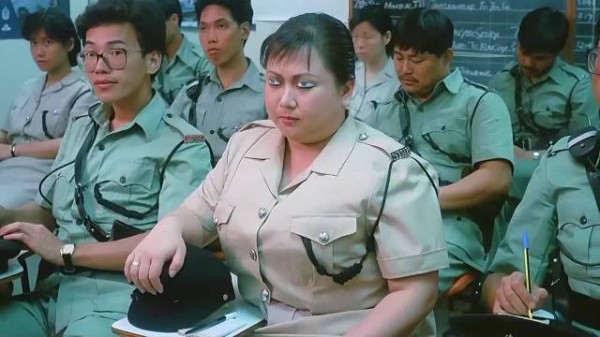 女警员眼皮画眼珠,装睡躲教官超逗 哈哈哈