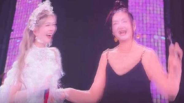 者来女为谢娜新歌《娜就聊姐姐》打call,祝两人友谊99!