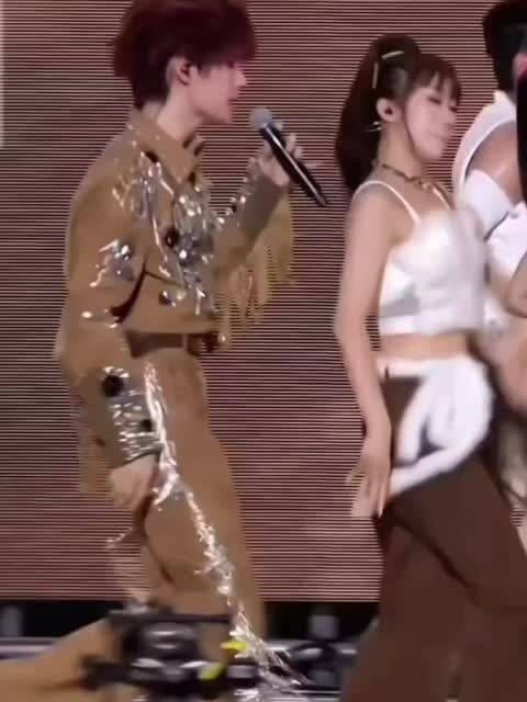 张真源表面努力强装淡定，下一秒胆量直接撤回，每一个小反应都充满喜剧氛围感