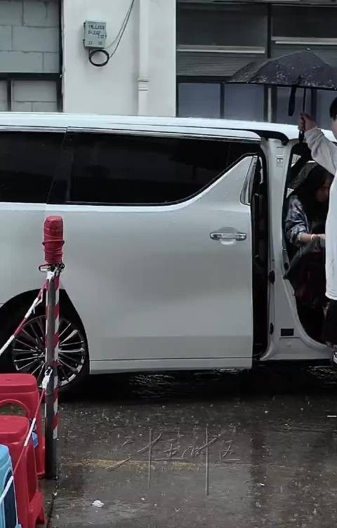 梁洁今日《刺棠》剧本围读上班路透，你期待这部剧正式开拍吗？