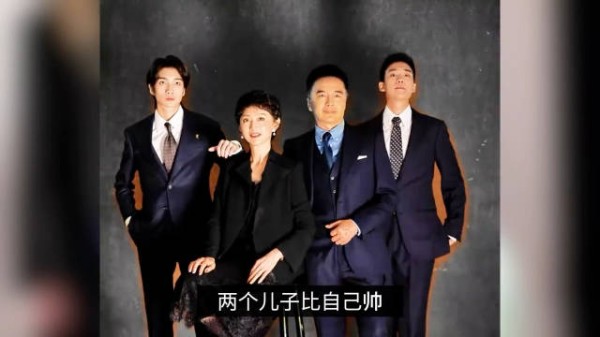 许亚军一家拍全家福，俩儿子180又高又帅，张澍为许何敷脸尽显温馨！