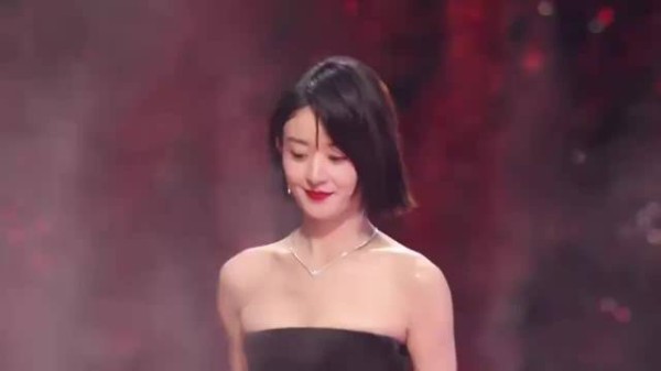 赵丽颖压轴亮相，一袭黑色抹胸长裙，真是又美又飒！丨星光大赏