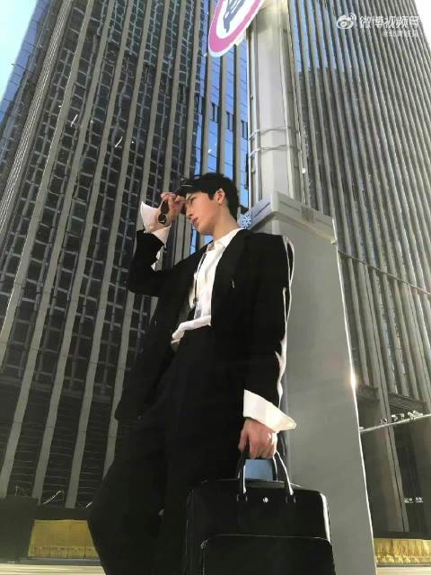 井柏然国贸下班大片释出，角色栾念精英感满满