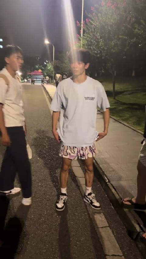 又乖又腼腆的男孩子，女生看了都想调戏