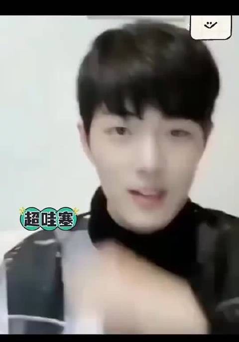 肖战这会看着好无忧无虑，这是一个真实的直播 可爱到爆