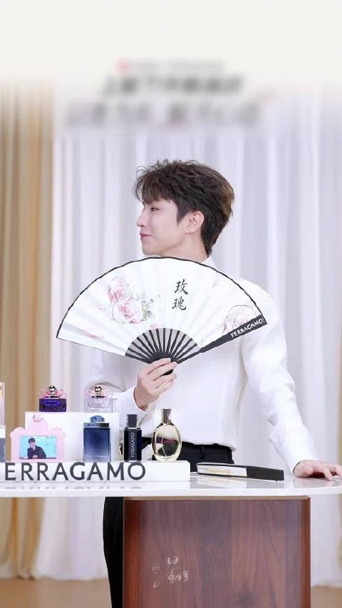 王俊凯直播拆扇子，笑称不给大家制造悬念