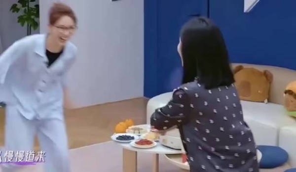 谢娜预告张月返场，笑到嘴巴难合拢