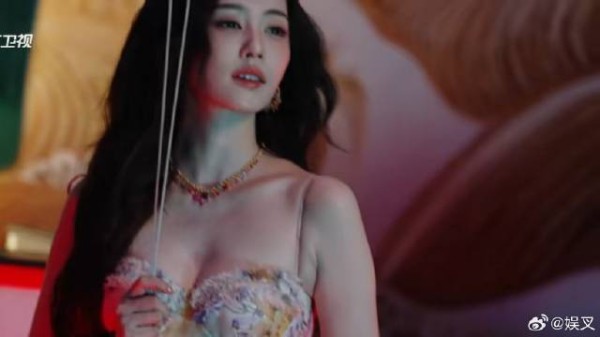 白鹿好看的有点过分了 穿吊带抹胸碎花礼服美到爆,看一眼都被惊艳