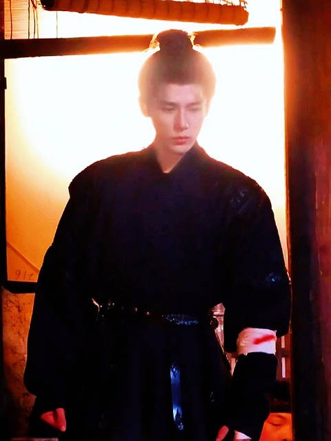 哎呀棍哥的太平洋宽肩诶! 也是终于演上小武将了惹… !