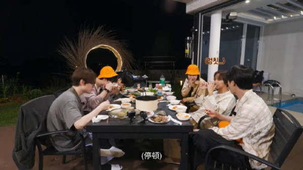 好搞笑黃仁俊ㅋㅋㅋㅋ 吃瓜中然後開始唱嘟嘟嚕嘟