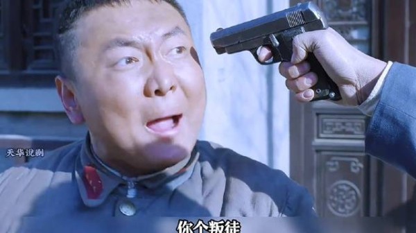 两个男人刚见面就大打出手