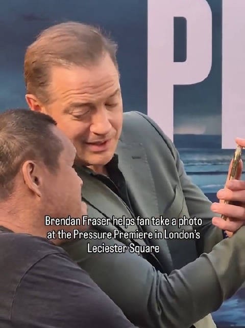 布兰登费舍伦敦首映礼帮粉丝自拍，影帝耐心十足