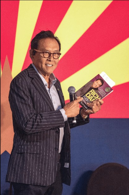 《富爸爸穷爸爸》作者自曝负债12亿美元，曾与特朗普合著《让你赚大钱》